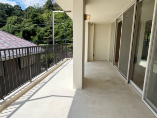 屋上の屋根のある部分のバルコニーではトレーニングができたり、インナーバルコニーとして利用価値大。