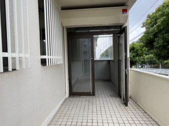 1階事務所倉庫の入口です。