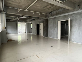 1階、約161.30㎡（約48.7坪）の事務所倉庫。打ちっぱなしで、天井高は約3.2ｍ（梁下2.5ｍ）自宅兼事務所で快適な仕事ライフを。