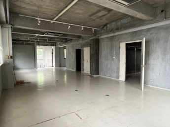 1階、約161.30㎡（約48.7坪）の事務所倉庫。打ちっぱなしで、天井高は約3.2ｍ（梁下2.5ｍ）自宅兼事務所で快適な仕事ライフを。