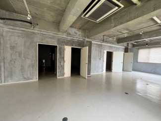 1階、約161.30㎡（約48.7坪）の事務所倉庫。打ちっぱなしで、天井高は約3.2ｍ（梁下2.5ｍ）自宅兼事務所で快適な仕事ライフを。