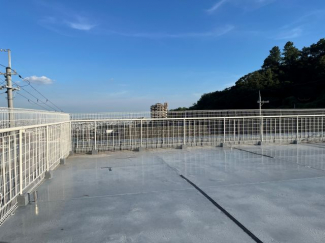 3階のルーフバルコニーです。4方抜けて、素晴らしい景色が見えます。アウトドアリビングとして活用下さい。