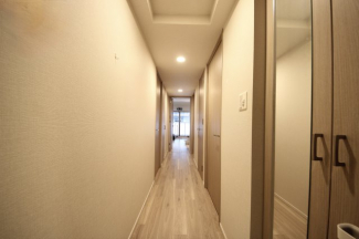 玄関から通路・リビングへ