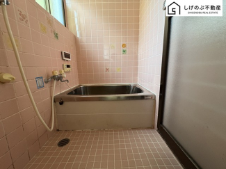 窓付きのバスルームは、明るく換気環境も良好。日中の入浴も気持ちよくお使い頂けそうです。