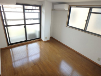 2面採光の明るい洋室です