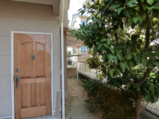 格式高い木目の玄関ドア