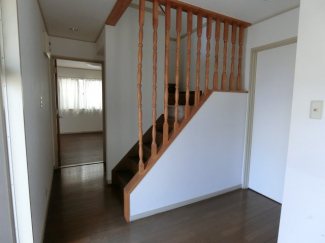 玄関ホールから見える階段部手すり格子が雰囲気いいです