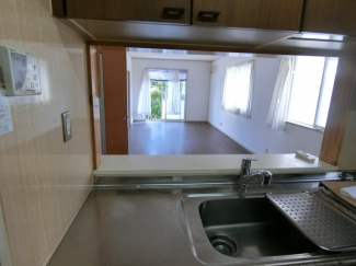 キッチンからリビングダイニングを眺める