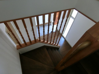 広がりと開放感のある階段スペースです