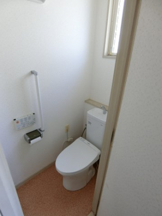 2階トイレ　シャワートイレ付です