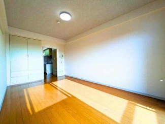 大きな窓がある洋室。クローゼット付きで日常使いの収納を確保。