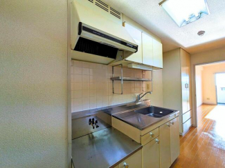 キッチンは吊戸棚で作業スペースと収納を確保。