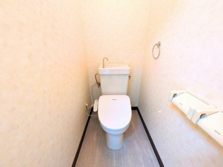 温水洗浄便座付きトイレ。手洗い一体型タンクで使い勝手に配慮。