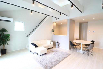 家族が集まるリビングは広々２２帖。キッチンからもリビングが見