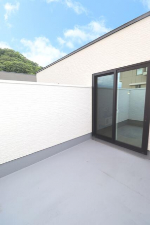 ロフトの隣には開放的なバルコニーが。塀が高く、周りの視線も気