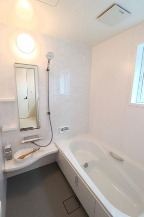 大人も足を伸ばせる広々とした高断熱浴槽と断熱床を採用している