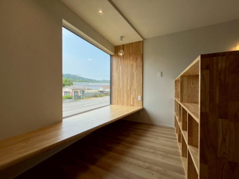 山を眺めるウインドウベンチ。心休まる空間で、贅沢な時間を。