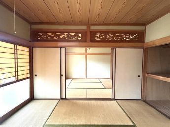 立派な欄間のある本格的な和室です