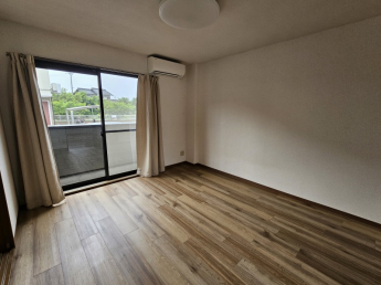 こちらのお部屋にもう1台エアコンが付いています！