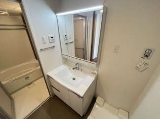 ゆったりとスペースのある洗面所