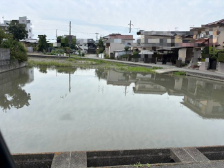 現況は田んぼです。住宅街の角地にあります。