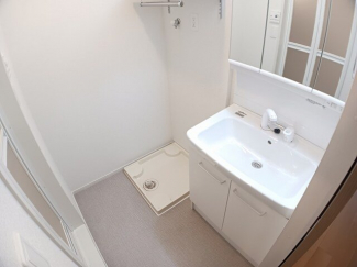 ゆったりとスペースのある洗面所