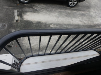 窓を開けて、小さいスペースがあります。