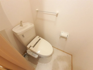 落ち着いた色調のトイレです