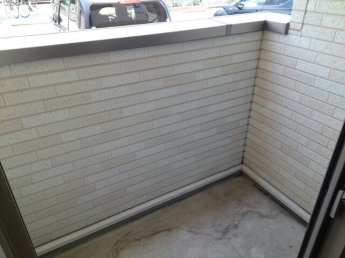 暖かな日差しのふりそそぐバルコニー