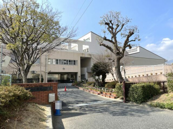 潮見小学校まで1300m