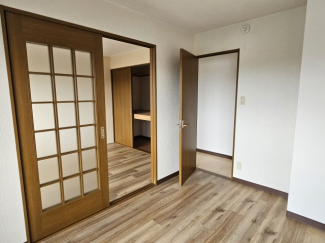 隣の洋室とは引戸でつながっています