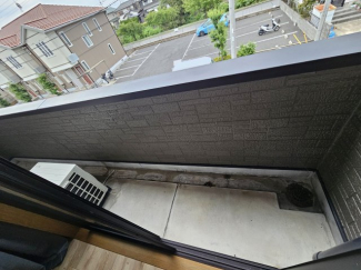 横に長いバルコニーです