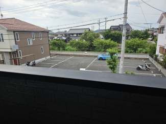 駐車場の向こうは川が流れています