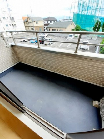 お洗濯にも便利なバルコニー付き