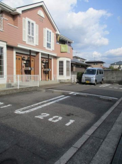 駐車場があるので、車を買う予定の方も安心です