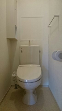 落ち着いた色調のトイレです