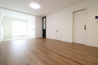 玄関には、土間収納とハンガーパイプ付の収納を設置。帰って上着