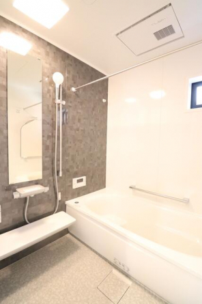 洗面脱衣室には、タオルや洗剤が置ける可動棚の収納をつくりまし