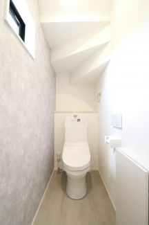 【施工例】トイレは１階、２階に設置。便座はフチ無し形状でサッ