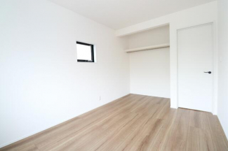 【施工例】２階は７帖の洋室と６帖の部屋２つ。ハンガーパイプ付