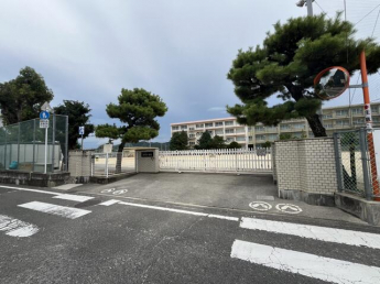 松山市立小野小学校まで900m