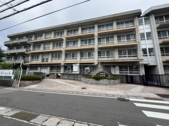 松山市小野中学校まで850m