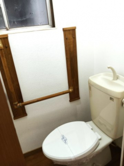 落ち着いた色調のトイレです。手すり付きです。