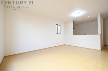 リビングダイニングは家族や友人とのコミュニケーションを楽しむ場所でくつろぎながら食事や会話を楽しめ、多目的に利用できリラックスできる空間です。家庭内の中心として機能し、快適な生活をサポートします。