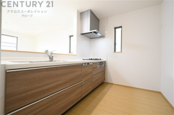 シンプルなデザインと使いやすさを兼ね備えた対面式システムキッチンは、効率的な作業スペースを提供し、家族やゲストとのコミュニケーションを促進します。