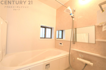 ユニットバスは省スペースでありながら、シンプルな設計と使いやすさを備え、簡便なメンテナンスが可能です。窓付きで換気にも便利です。またミラー・小物置き場もあり便利です。