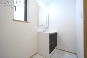 化粧品や洗顔料、歯ブラシなどの必需品をまとめて置ける収納スペースがあり、使用するたびに取り出す手間が省けます。また、水回りのため、濡れても大丈夫な素材が使用されており、お手入れが簡単です。