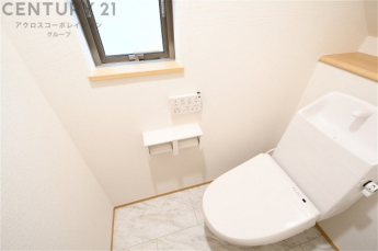 温水洗浄便座付トイレは温水洗浄機能により、暖かい水でおしりを洗浄することができ、冷たい水を使う従来の便座に比べ、温水洗浄機能で暖かいトイレを提供し、快適な使用を可能にします。