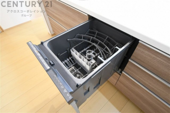 手洗いに比べて時間や労力を節約できることです。また、高温のお湯で洗浄されるため、雑菌や細菌を殺菌する効果もあります。さらに、乾燥機能があるため、手で拭く手間も省け衛生的に保管できます。