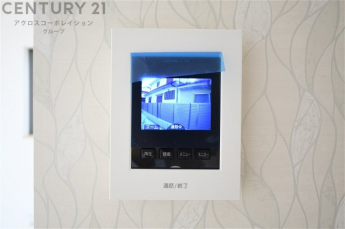 訪問者が来たときにテレビ画面で確認できるため、安心してドアを開けられます。録画機能があるものもあり、留守中に来訪者を記録しておくことができます。利便性が高く、セキュリティ面でも安心です